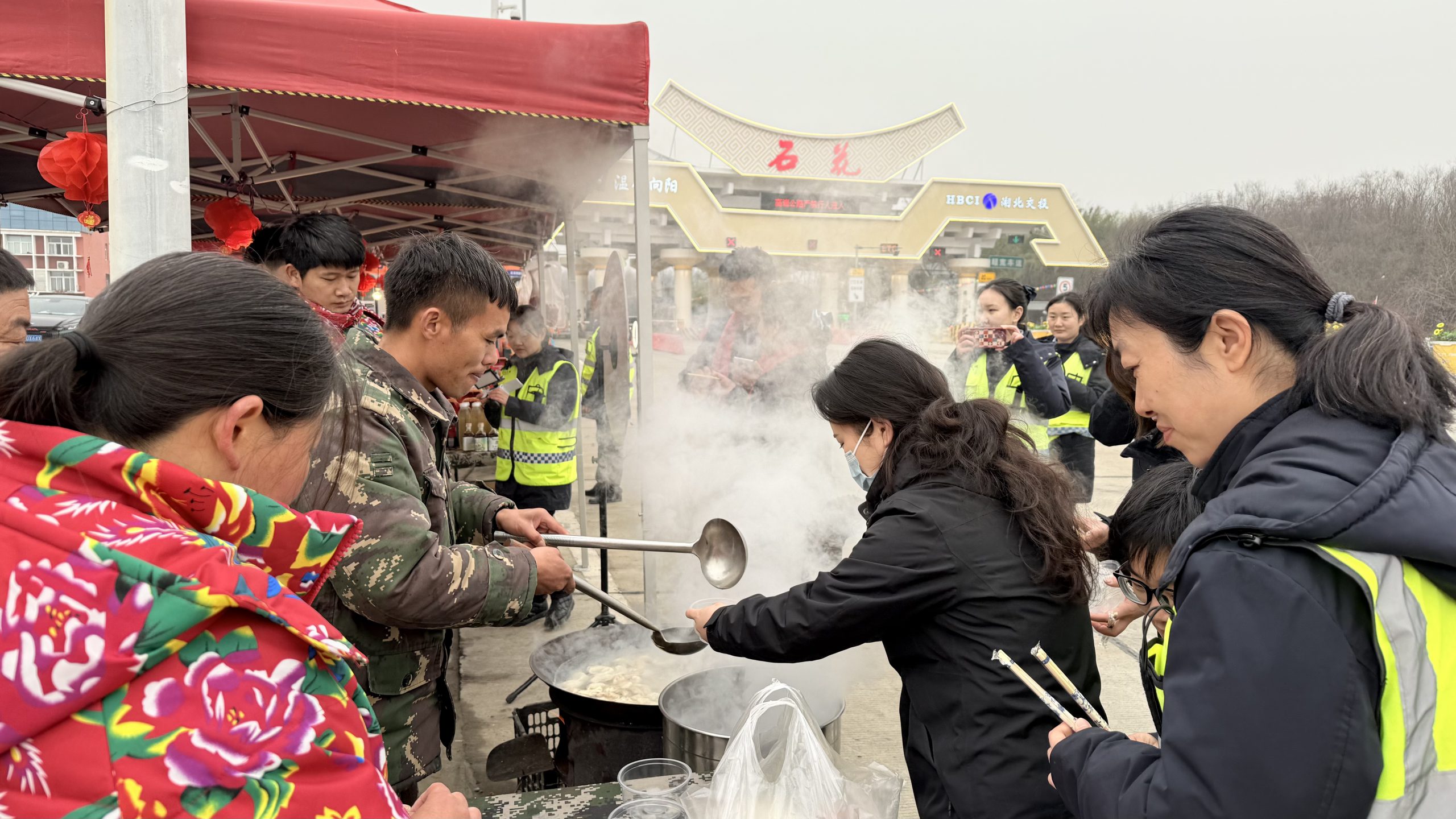 高速路口送饺子 班河欢迎你回家